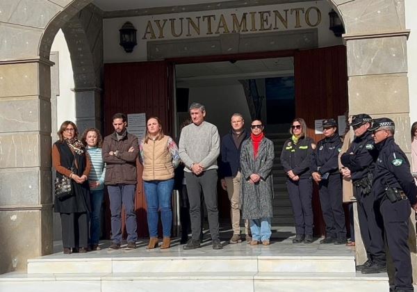 Adra guarda un minuto de silencio en memoria de las víctimas del accidente ferroviario en Adamuz