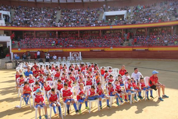 La Escuela de Fútbol Municipal de Roquetas de Mar despide la temporada por la puerta grande