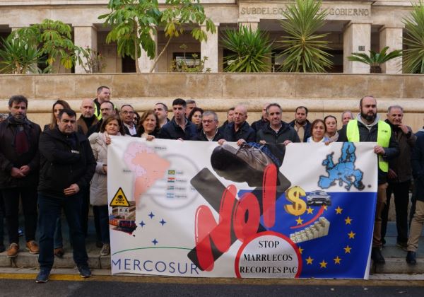 El concejal de Agricultura y Medio Ambiente, Manuel Martínez, ha acompañado esta mañana al sector hortofrutícola de la provincia de Almería en su concentración de protesta frente al acuerdo UE-Mercosur, mostrando así el firme apoyo y el compromiso de