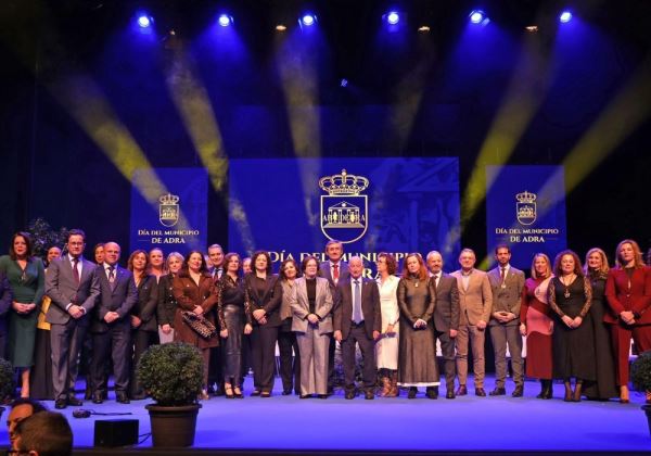Adra celebra el Día del Municipio reconociendo a Los Finos y a la Asociación de Comerciantes
