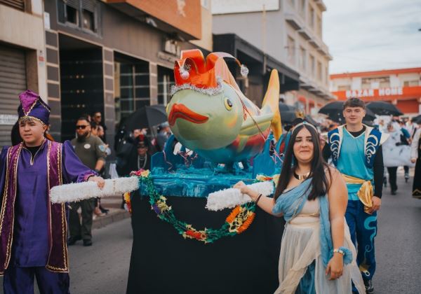 Roquetas de Mar pone fin al Carnaval con un gran desfile de las agrupaciones y el Entierro de la Sardina