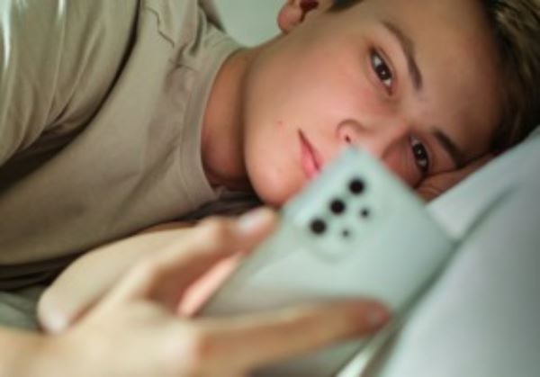 ¿Está tu hijo enganchado al móvil? Uno de cada cinco adolescentes españoles lo está