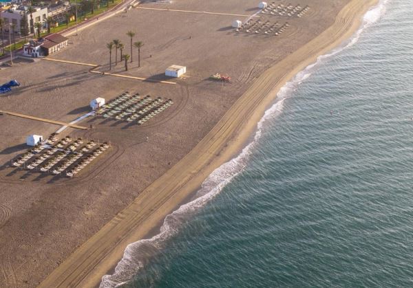 Adjudicadas las nuevas  pasarelas de madera para mejorar la accesibilidad en las playas de Roquetas de Mar
