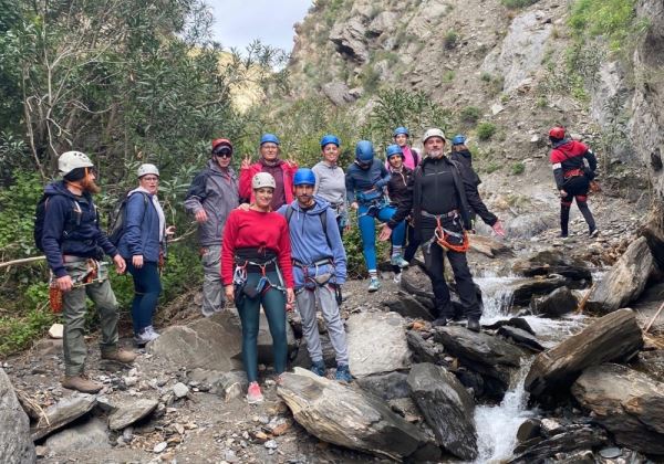 Una quincena de abderitanos disfruta de la Vía Ferrata de las Estrechuras de Guainos con ‘Adra en la Senda’