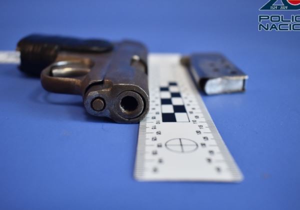 La Policía Nacional ha detenido en Almería a un individuo tras localizar un arma de fuego prohibida oculta en su vehículo