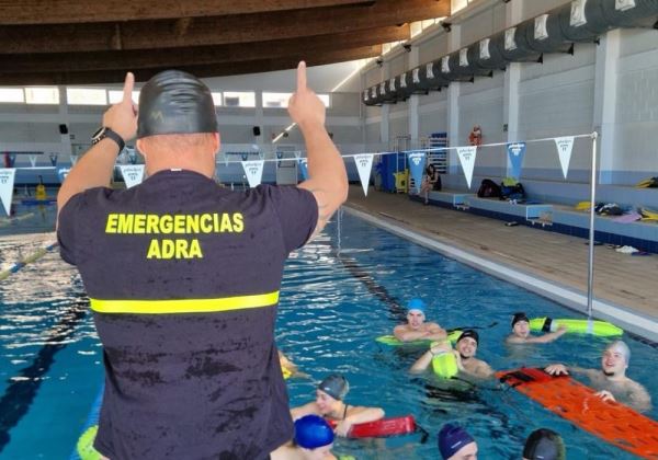 Arrancan las prácticas acuáticas del curso de socorrismo en la Piscina de Adra con casi una veintena de alumnos