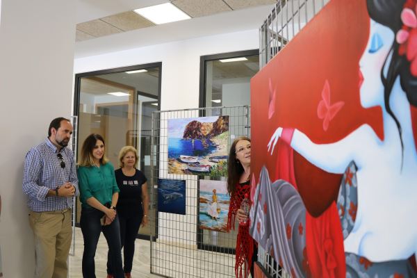 La Asociación de Mujeres de Almerimar expone los trabajos realizados en el Taller Municipal de Formación en el Ocio de Pintura