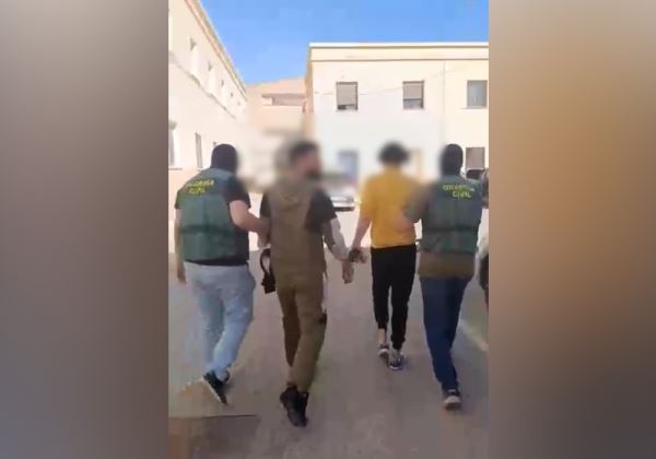 Siete detenidos en Roquetas de Mar (Almería) por retener 13 días a una persona y drogarla para robarle 40.000 euros