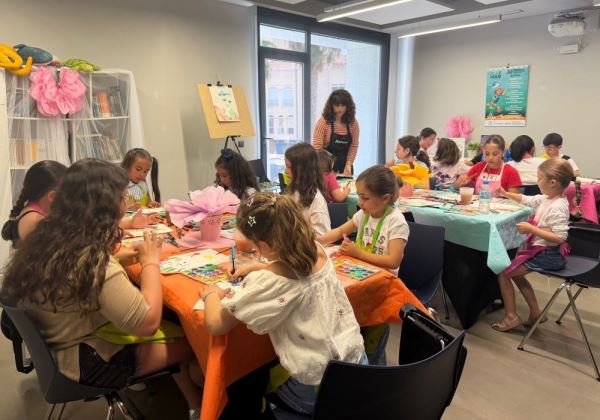Los niños y niñas de Roquetas pintan paisajes submarinos imaginarios en un taller creativo en el Aula del Mar