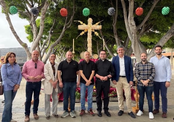 Las Cruces de Mayo llenan de color, convivencia y tradición las calles de Adra
