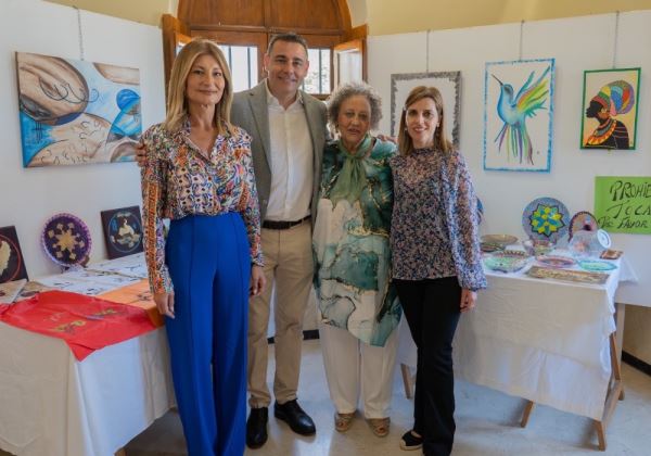 Eleonora Bulgakova Bulgakov expone sus nuevas creaciones pictóricas en el Castillo de Santa Ana en Roquetas