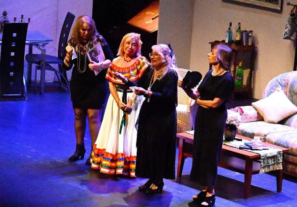 Éxito de la comedia ‘Ni muerto ni rico, sino todo lo contrario’ de los alumnos de la Escuela de Teatro de Roquetas