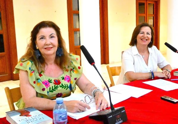 Sandra Segura presentó su novela ‘Donde el mar nos lleve’ ante 100 personas en el Castillo de Santa Ana