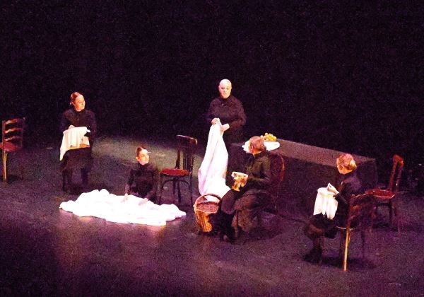 Gran éxito de ‘La casa de Bernarda Alba’ representada por Alumnos de la Escuela de Teatro de Roquetas