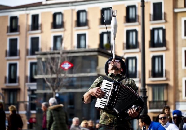 El programa ‘A pie de calle’ se inicia en Roquetas de Mar con la compañía Máximo Óptimo en el Anfiteatro