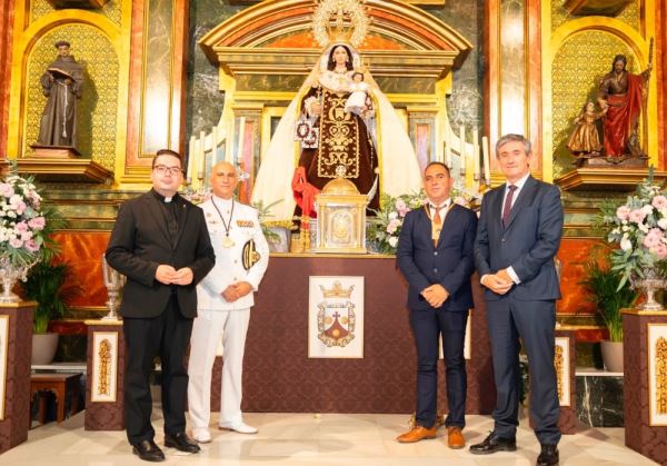 El Almirante Ricardo Atanasio Hernández López entrega su fajín a Nuestra Señora del Carmen de Adra
