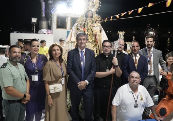 Adra venera a la Virgen del Carmen en su día grande con una procesión y el paseo por la bahía abderitana