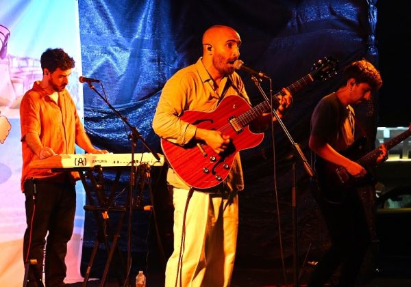 Extraordinario concierto de la banda sevillana Canastéreo en la zona de Villa África en Aguadulce