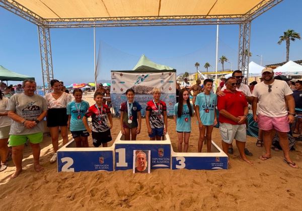 Yare Corcera y María Reyes se proclaman vencedores de la Travesía de la Isla de San Juan de los Terreros de ‘Almería Activa’