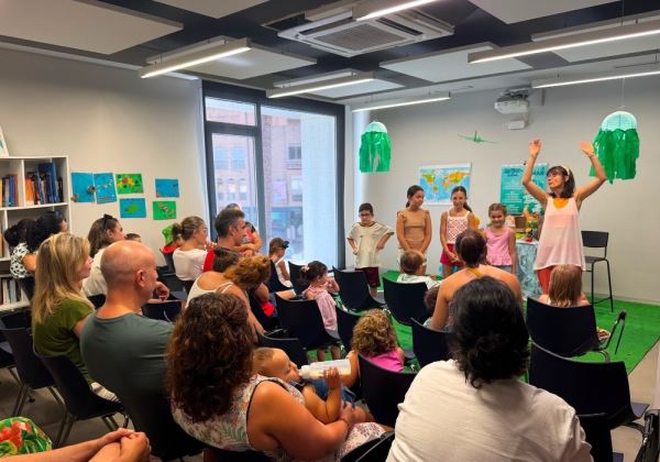 Las familias viajan por el mundo imaginario de los cuentasábados, en una nueva experiencia del Aula del Mar