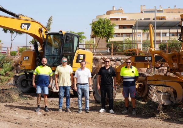 El Ayuntamiento continúa con la limpieza y desbroce en los cauces de las principales ramblas del municipio