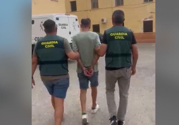 La Guardia Civil esclarece trece delitos y detiene a un presunto delincuente relacionado con una serie de robos en Áticos de Roquetas de Mar