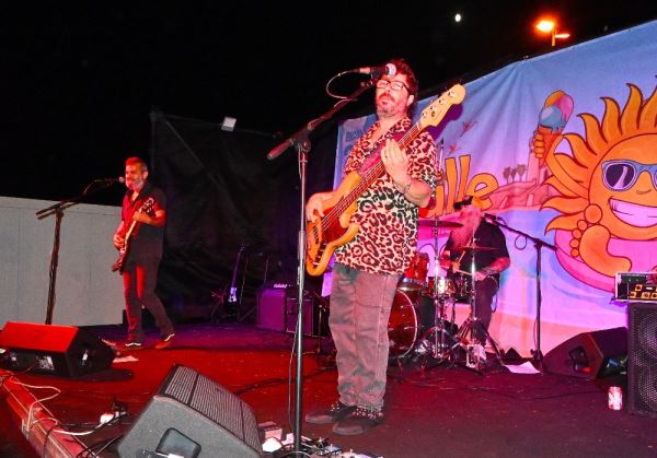 Gran concierto de la banda Rolenzos en la Urbanización de Roquetas de Mar dentro del programa ‘A pie de calle’