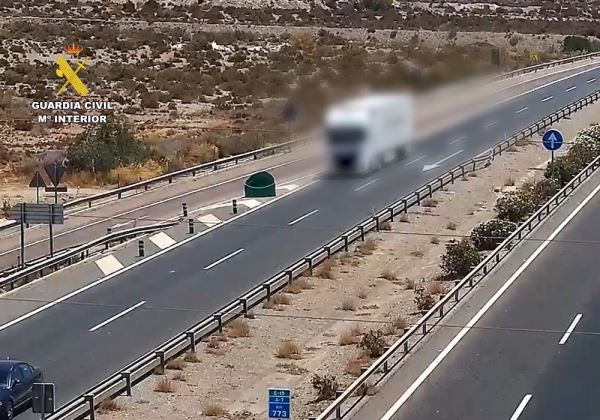 La Guardia Civil identifica, localiza e investiga al conductor de un camión, que circulaba marcha atrás en la autovía A-7