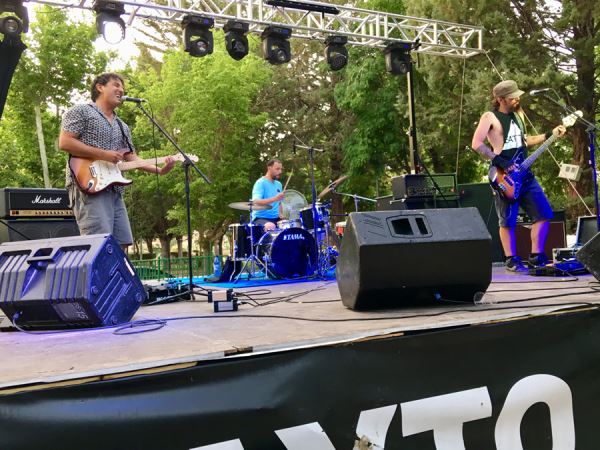 Ocho grupos deleitan a los espectadores de La Merendica en la tercera edición del Rural Rock de Abla