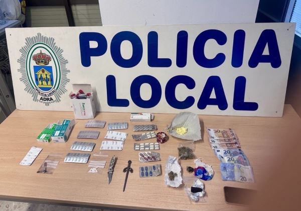 La Policía Local de Adra detiene a dos personas reclamadas por la Justicia