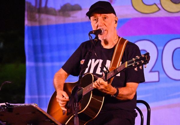 Un extraordinario concierto de Pancho Varona cierra la XXIV edición del programa ‘A pie de calle’ en Roquetas