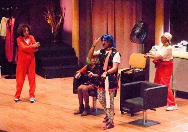 Alumnos de Teatro de Roquetas representarán la obra ‘Lavar, cortar y enterrar’ en los Festivales de Arte de Vera