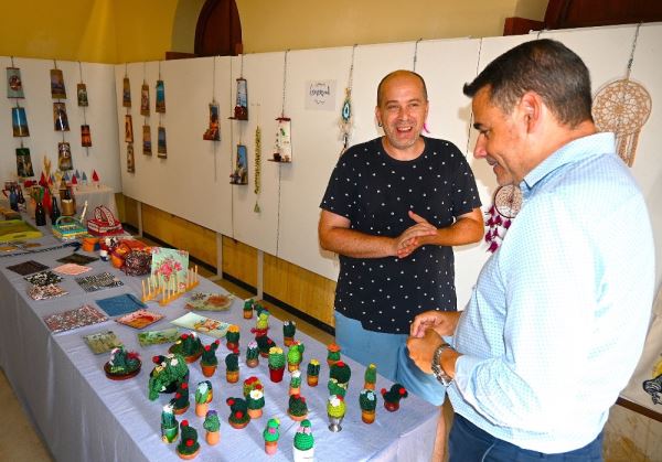 El proyecto ‘Tesoros con arte’ de Joaquín Corsi, Elena Fernández e Ildefonso Sánchez llega al Faro de Roquetas