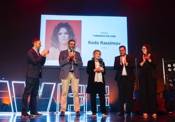 Rada Rassimov recibe el premio ‘Tabernas de Cine’ en la bienvenida del Almería Western Film Festival