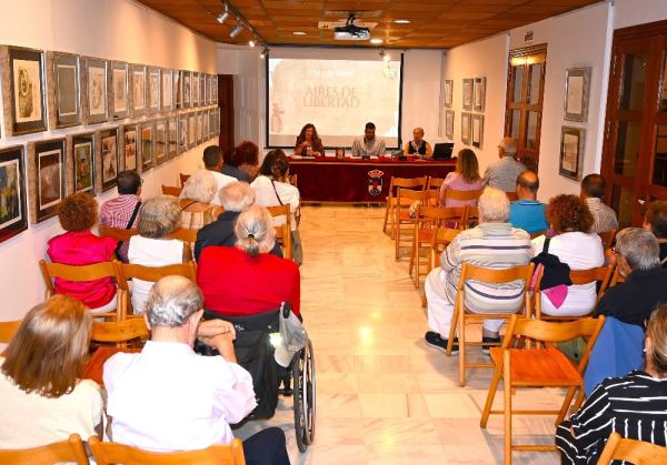 María José López Carmona presenta el libro que reúne la obra de teatro ‘Aires de libertad’ en Roquetas de Mar