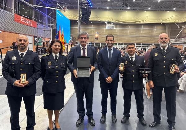 Agentes de la Policía Local de Adra son condecorados en Catarroja por su labor durante la DANA de 2024
