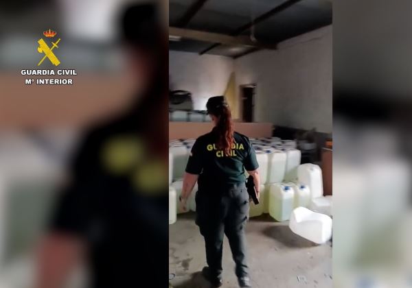 La Guardia Civil interviene cerca de 8.000 litros de gasolina en una vivienda de Adra cuyo almacenamiento ponía en grave riesgo a los vecinos