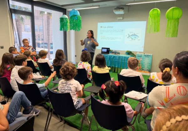Niños y niñas descubren en un taller didáctico en el Aula del Mar cómo se desplazan los animales marinos