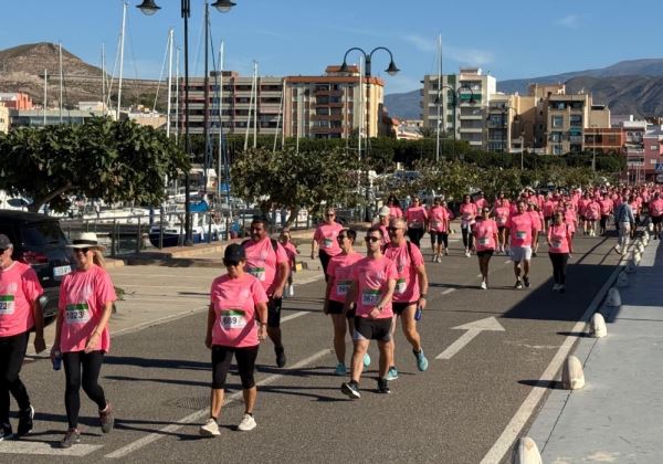 Más de mil personas se unen en Adra en una multitudinaria marcha solidaria contra el cáncer