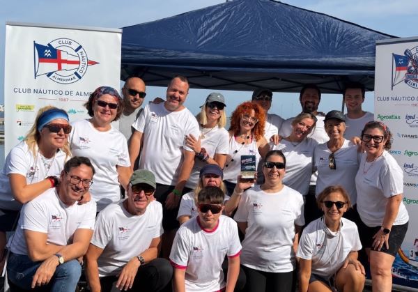 El equipo de Dragon Boat del Club Náutico de Almerimar conquista el bronce femenino en su debut internacional en Murcia