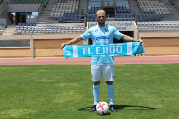 El CD El Ejido presenta a su nuevo y joven centrocampista Jordan Sebban