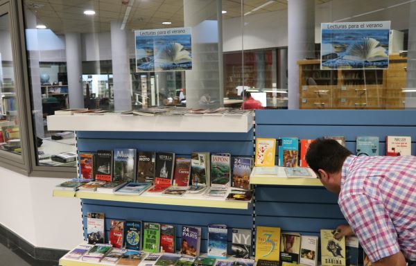 La Biblioteca Municipal de El Ejido mantiene durante todo el verano el horario ininterrumpido y una sección de viajes
