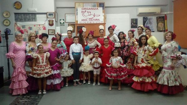 Alquería Viva organiza un desfile de su taller de costura en el CEIP Alboraida de la localidad de Adra