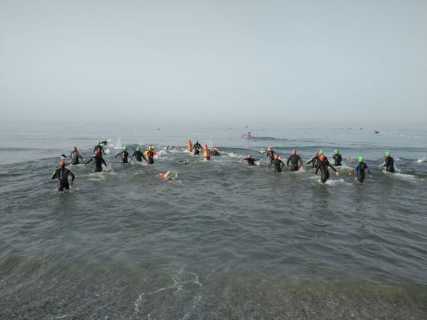 Un centenar de participantes de toda la provincia se 'lanzan' al mar en la travesía a nado 'Almeriswim'