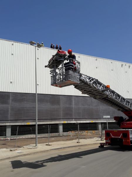Los Bomberos de Almería realizan un simulacro de rescate en la obra del nuevo Centro Comercial Torrecárdenas