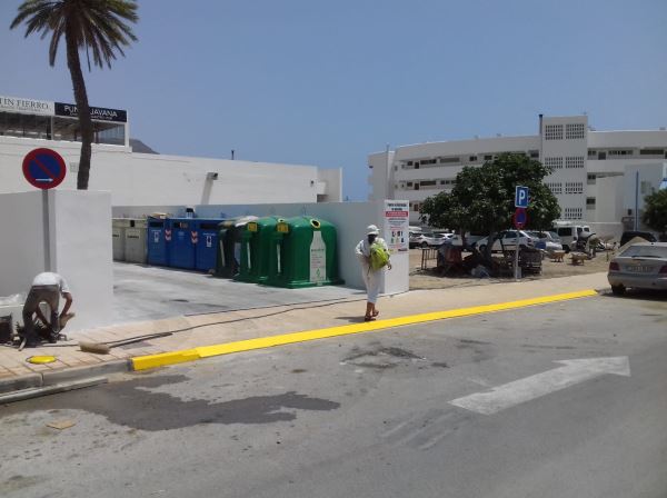 El Ayuntamiento de Níjar instala un nuevo punto de recogida selectiva de basura en Las Negras