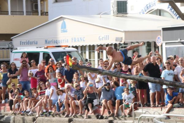 Dani Bórdalas se hace con el triunfo de la II Cucaña de Almerimar, en honor a la Virgen del Carmen