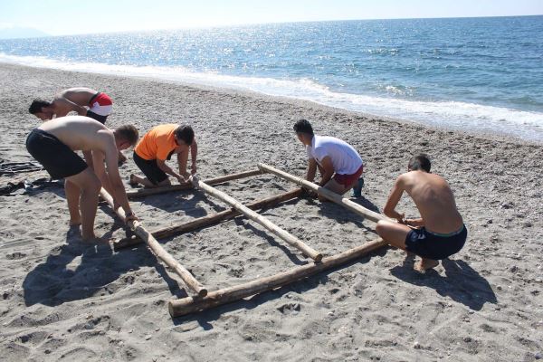 Roquetas impulsa una nueva actividad en la naturaleza con una jornada de juegos y deportes acuáticos en la playa