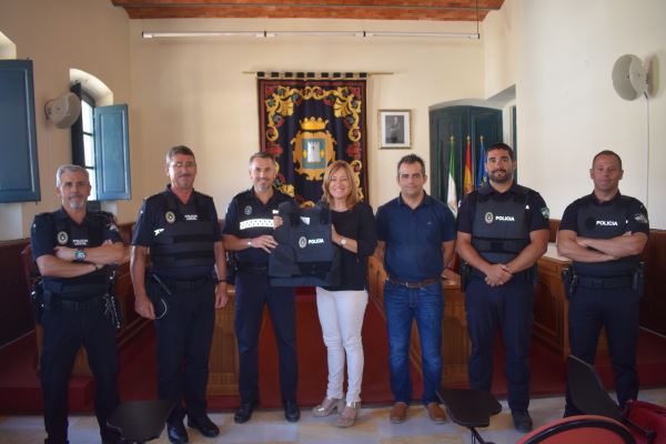 El Ayuntamiento de Níjar dota a la Policía Local de chalecos antibalas, mejorando la seguridad del cuerpo