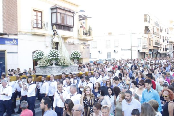 La devoción por la Virgen del Carmen inunda la localidad de Adra en un día de muchas emociones
